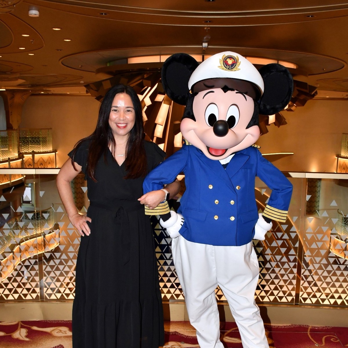 Brasileira completa 50 cruzeiros Disney e é homenageada