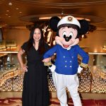 Brasileira completa 50 cruzeiros Disney e entra para hall da fama