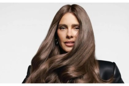 Carolina Dieckmann adota fios castanhos iluminados e surpreende