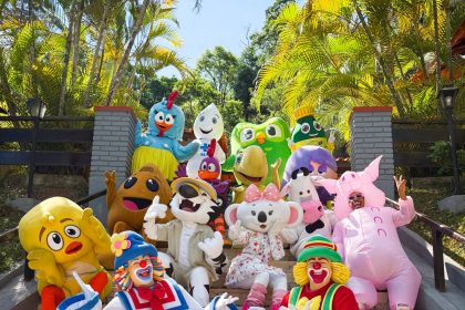 Collab inédita reúne ícones em 'De Férias com Eles'