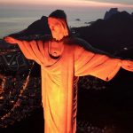 Dia de Doar: Cristo Redentor e Padre Cícero iluminados de laranja
