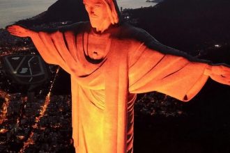 Dia de Doar: Cristo Redentor e Padre Cícero iluminados de laranja