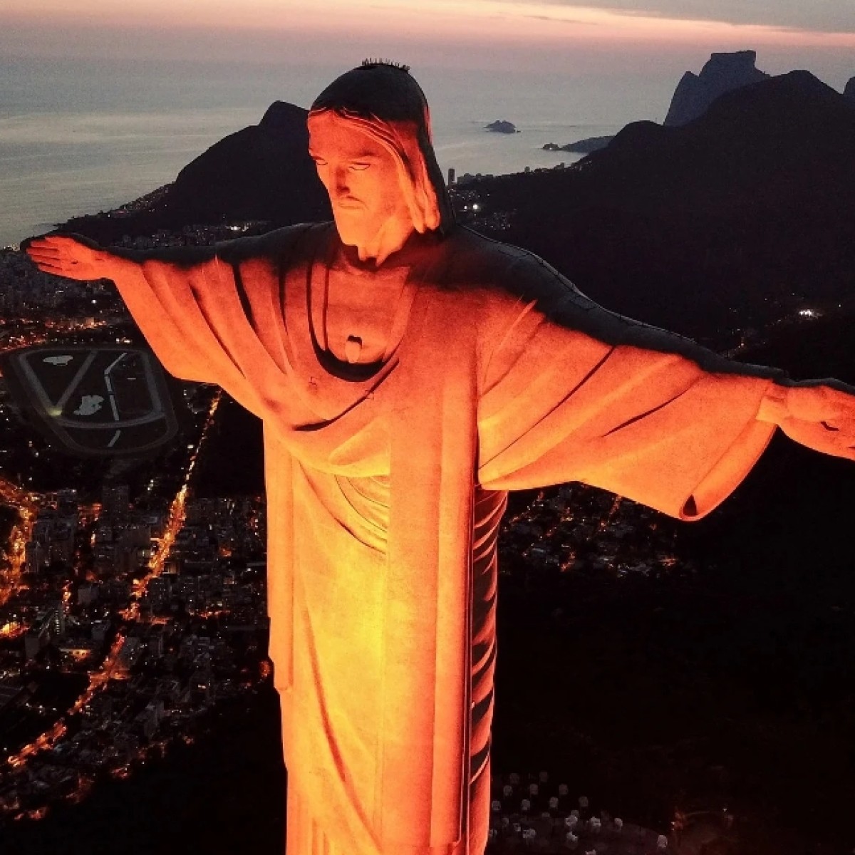 Dia de Doar: Cristo Redentor e Padre Cícero iluminados de laranja