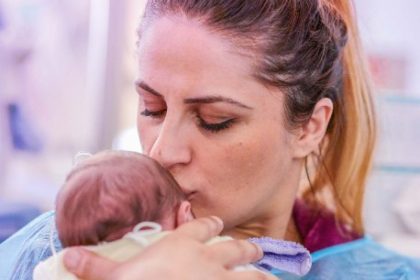 Dräger alerta: só 28% se informam sobre prematuridade na gestação