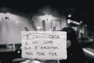 Escrita como espelho: Lara Ferry explora vulnerabilidade em novo livro