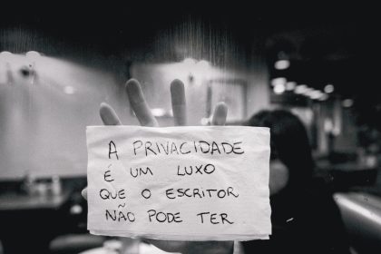 Escrita como espelho: Lara Ferry explora vulnerabilidade em novo livro