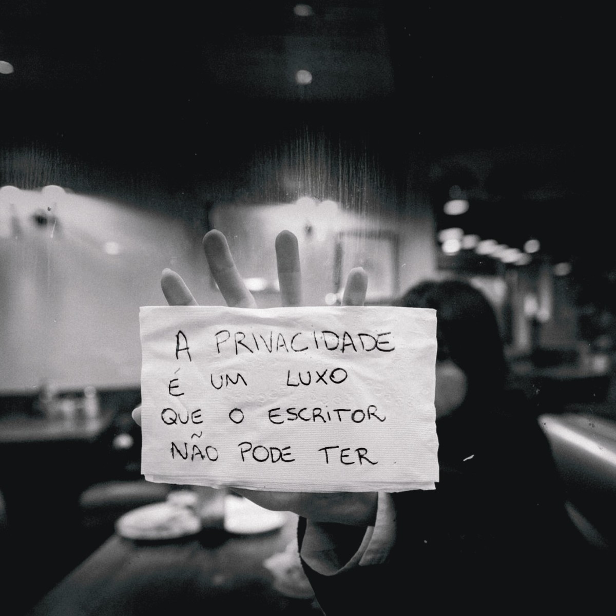 Escrita como espelho: Lara Ferry explora vulnerabilidade em novo livro