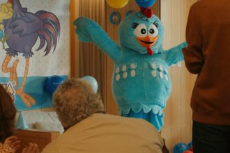 Galinha Pintadinha faz participação especial no filme 'Mãe Fora da Caixa'