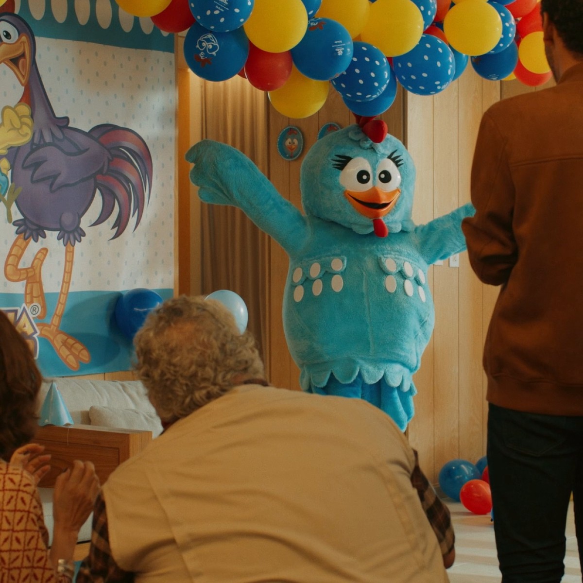 Galinha Pintadinha faz participação especial no filme 'Mãe Fora da Caixa'