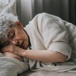 IA detecta apneia do sono em mulheres com exame cardíaco comum