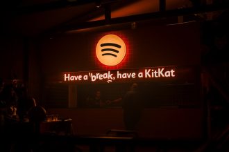 KitKat e Spotify AUX agitam noite com música e automobilismo