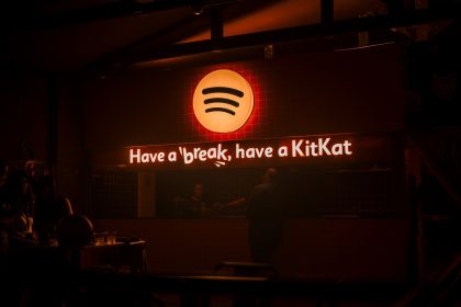 KitKat e Spotify AUX agitam noite com música e automobilismo