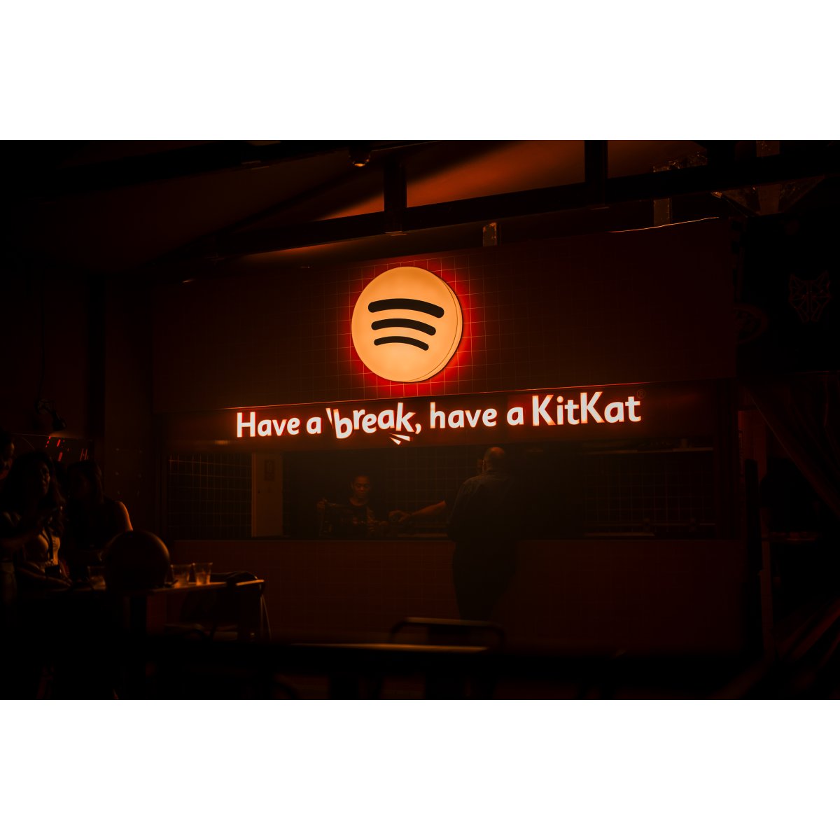 KitKat e Spotify AUX agitam noite com música e automobilismo