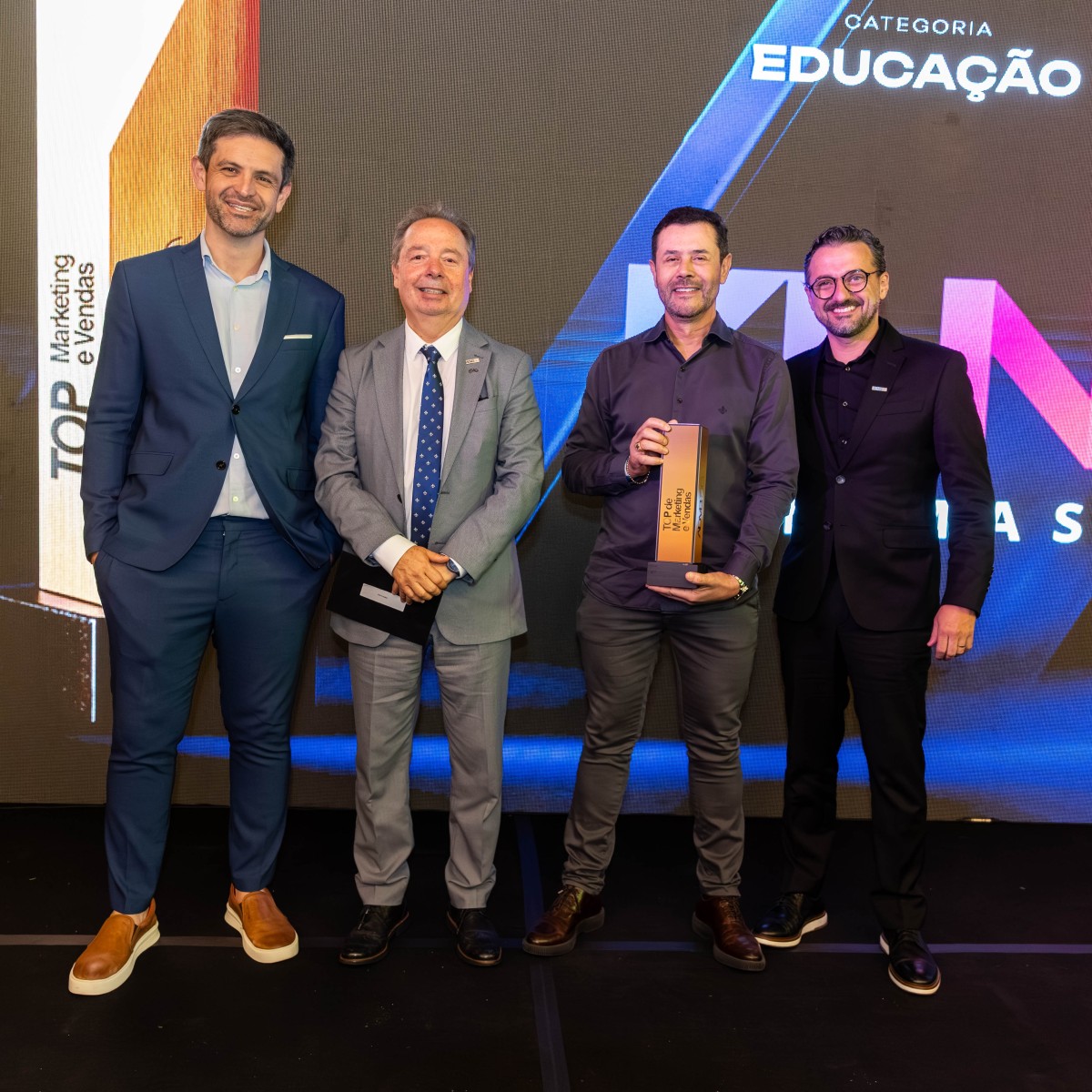 KNN Idiomas conquista Top de Marketing e Vendas pelo 2º ano