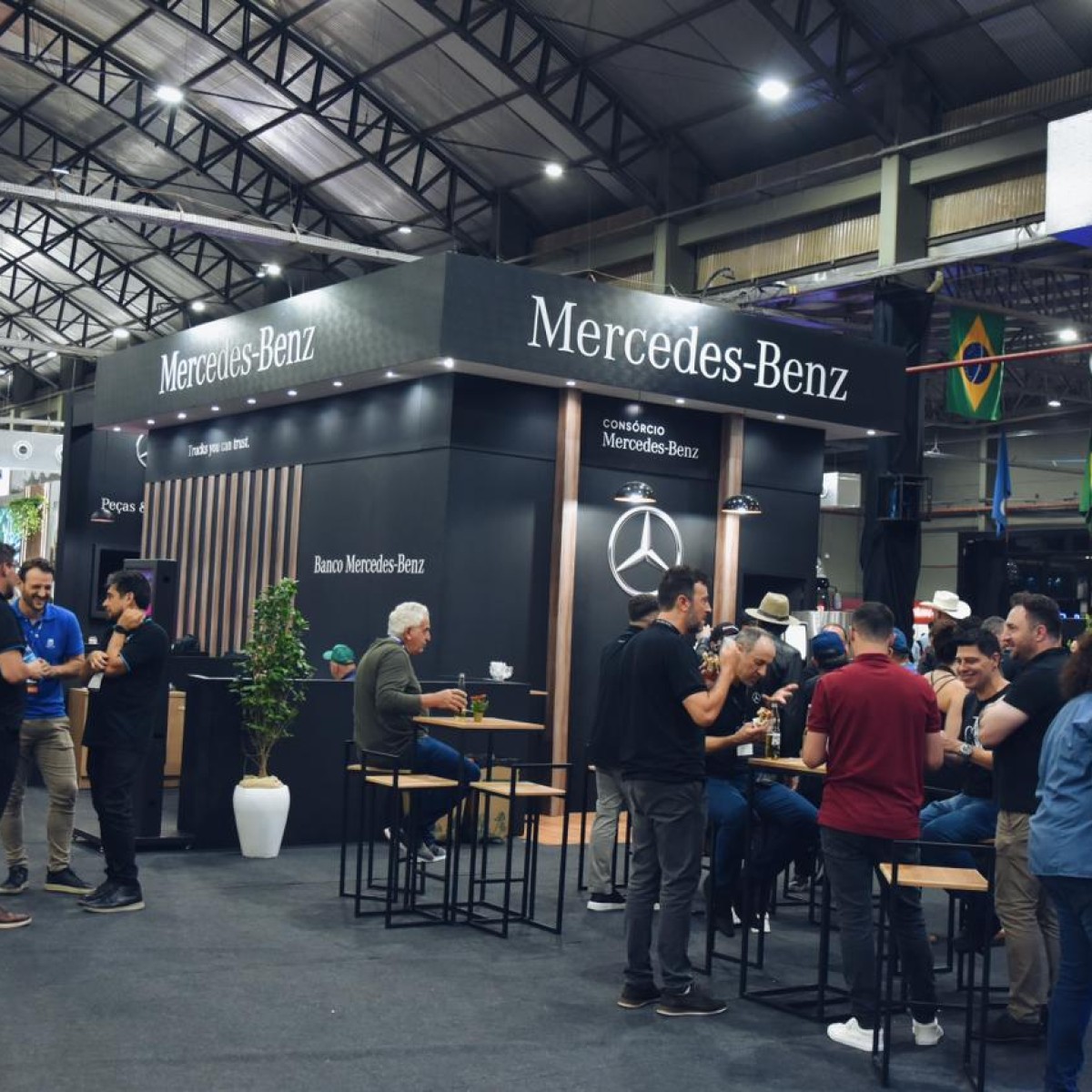 LGL Case apresenta estande da Mercedes-Benz na Fetranslog 2025