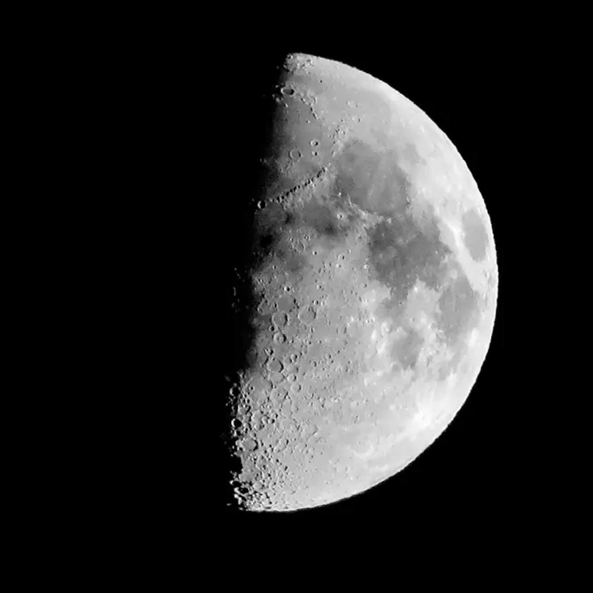 Lua em Quarto Crescente: veja como observar crateras e montanhas