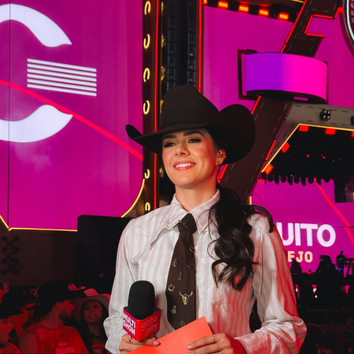 Marina Fabris celebra etapa final do Circuito Sertanejo no Caldas Country