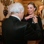 Michele Bouvier recebe prêmio na França por impacto social