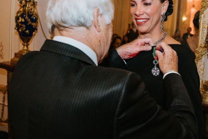 Michele Bouvier recebe prêmio na França por impacto social