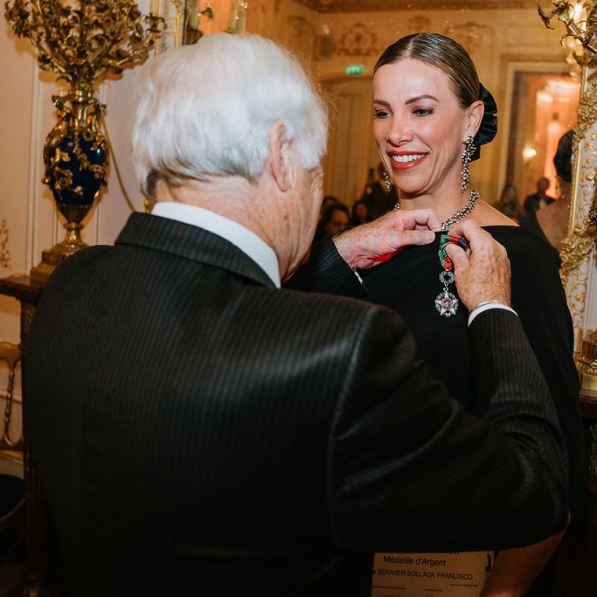 Michele Bouvier recebe prêmio na França por impacto social