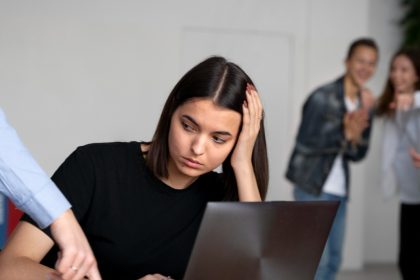 Microagressões no trabalho: o que são e como afetam a saúde mental