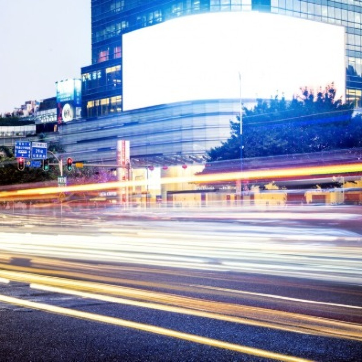 Mídia OOH: tecnologia, emoção e presença nas ruas em 2026