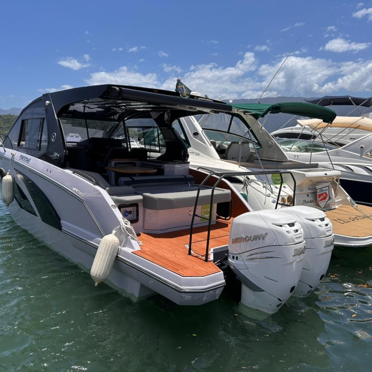 Salão de lanchas usadas tem test drives e modelos de marcas renomadas