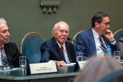 Sarney relança obras e recebe homenagem na Academia Brasileira de Letras