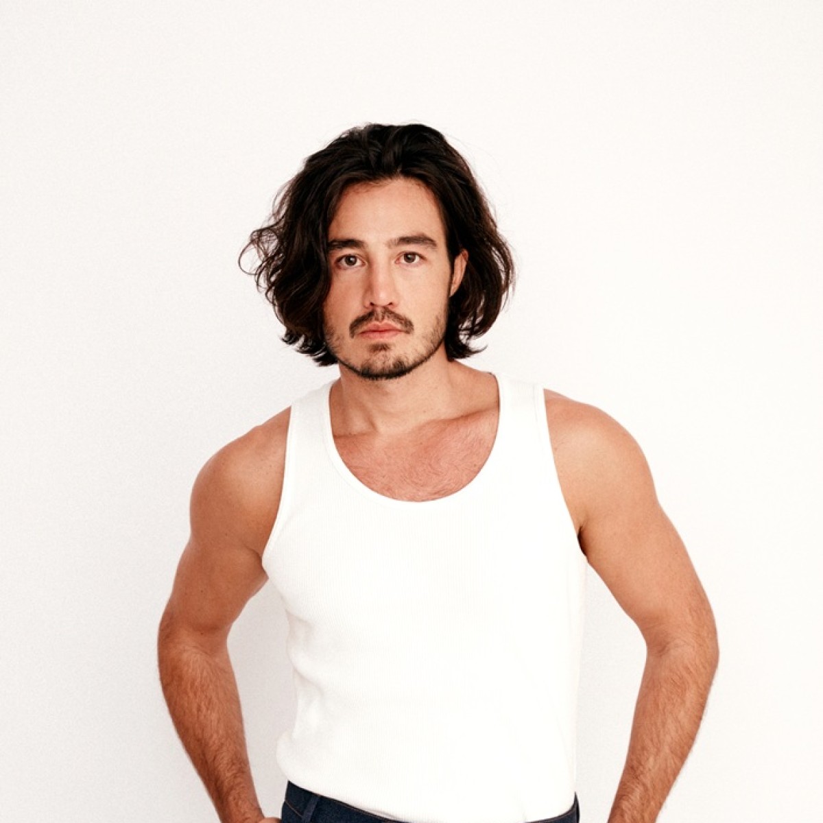 Tiago Iorc e Menos É Mais lançam versão inédita de 'Amei Te Ver'