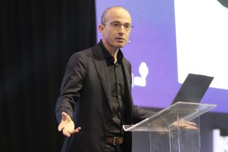 Yuval Noah Harari alerta sobre o domínio da IA no HSM+ 2025