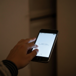 Capa do documentário 'A Nova Economia do Engano', mostrando telas de celulares com notificações.