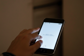 Capa do documentário 'A Nova Economia do Engano', mostrando telas de celulares com notificações.