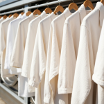 Produtos da linha Flow da Ou em cores neutras e design minimalista.