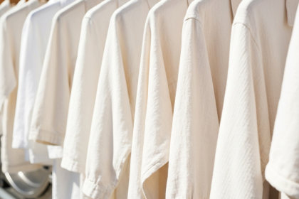 Produtos da linha Flow da Ou em cores neutras e design minimalista.