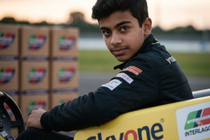 Naim Saleh, piloto de Fórmula 4, com o logo da Skyone no macacão.