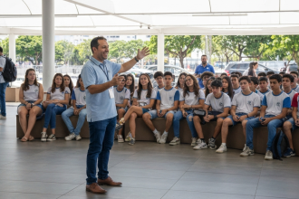 Alunos participando de aulão pré-ENEM no Shopping Nova Iguaçu.