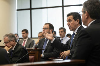 Balança da justiça com notas de dinheiro, simbolizando a pejotização e seus impactos no trabalho.