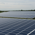 Tomada elétrica com plugue da União Europeia, representando a eletrificação na Europa.