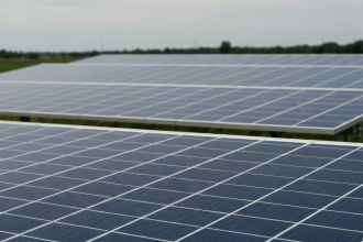 Tomada elétrica com plugue da União Europeia, representando a eletrificação na Europa.