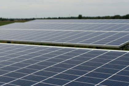 Tomada elétrica com plugue da União Europeia, representando a eletrificação na Europa.