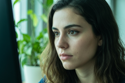 Mulheres programando em computadores