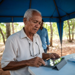 Eleitor votando online em dispositivo digital.