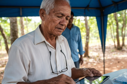 Eleitor votando online em dispositivo digital.