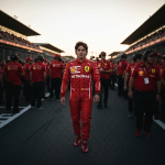 Jovem assistindo a corrida de Fórmula 1 pelo celular