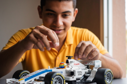 Réplicas LEGO de carros de Fórmula 1 em celebração ao GP do Brasil.