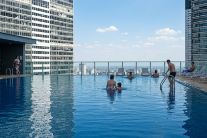 Piscina inteligente com IA no Electra Tower, detectando afogamentos.