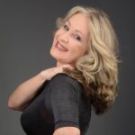 Betth Ripolli une sensibilidade e IA em novo livro