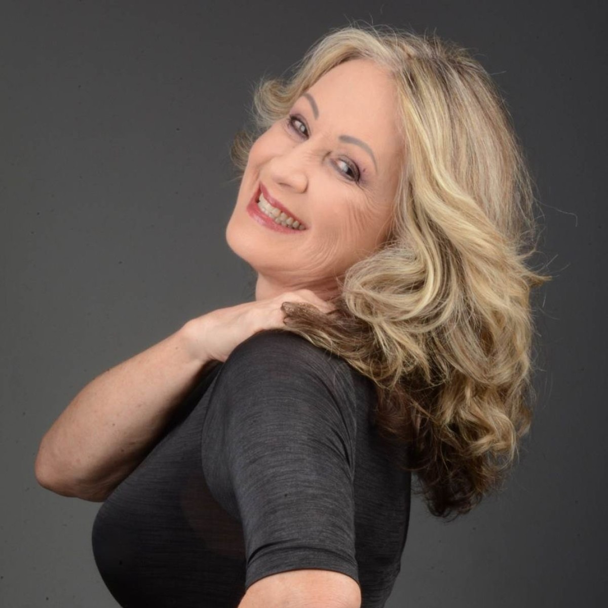 Betth Ripolli une sensibilidade e IA em novo livro