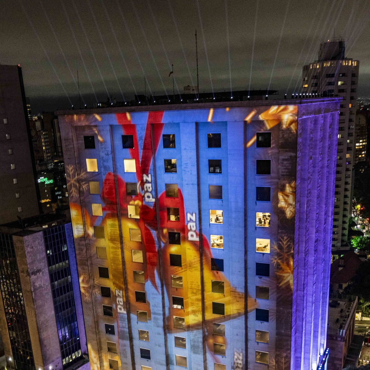 Bradesco Seguros ilumina Avenida Paulista com projeções de fim de ano