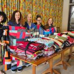 Clube de Costura transforma retalhos em colchas e amplia impacto social